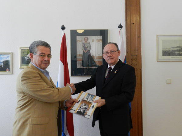 mvogesreceivesbookfromfpvanbeetz07092011