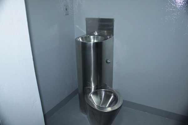 prisontoilet30092010