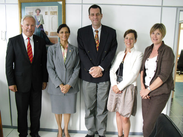 redcrossvisitswescotwilliams17052011