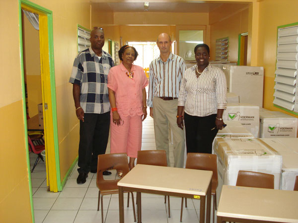 sunriserotaryclubdonatestostarlightschool25082011